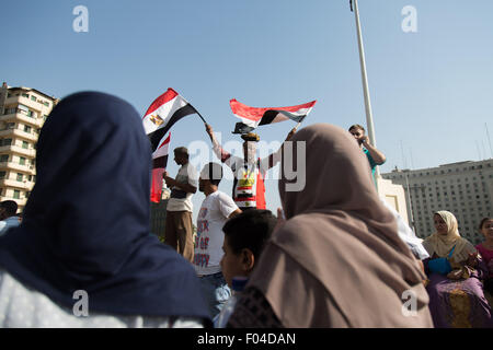 Kairo, Ägypten. 6. August 2015. Ägypter feiern die Eröffnung des Suez-Kanals Neueröffnung am Tahrir-Platz. Die ägyptische Regierung hofft, dass es Einnahmen nach Ägypten nach einer Finanzkrise seit 2011 steigern. Bildnachweis: Sima Diab/ZUMA Wire/ZUMAPRESS.com/Alamy Live-Nachrichten Stockfoto