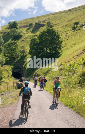 Gruppe von Radfahrern Reiten entlang der Monsal im Cressbrook-Tunnel in den Peak District in Derbyshire, England, UK Stockfoto