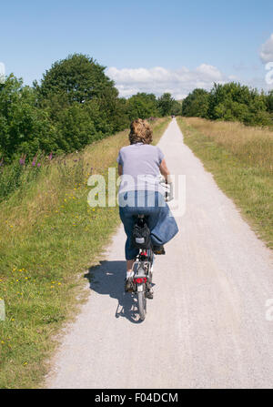 Frau mit dem Brompton Fahrrad entlang des Tissington Trail in Derbyshire, England, UK Stockfoto