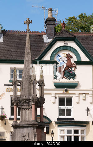 Ashbourne Markt Kreuz mit der George und Dragon Pub im Hintergrund Derbyshire, England, UK Stockfoto