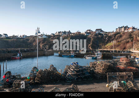 Boote im Hafen von Crail, East Neuk, Fife, Schottland gefesselt Stockfoto