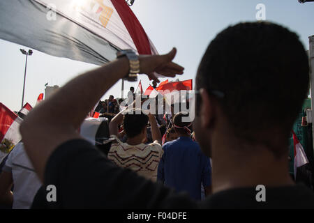 Kairo, Ägypten. 6. August 2015. Ägypter feiern die Eröffnung des Suez-Kanals Neueröffnung am Tahrir-Platz. Die ägyptische Regierung hofft, dass es Einnahmen nach Ägypten nach einer Finanzkrise seit 2011 steigern. Bildnachweis: Sima Diab/ZUMA Wire/ZUMAPRESS.com/Alamy Live-Nachrichten Stockfoto