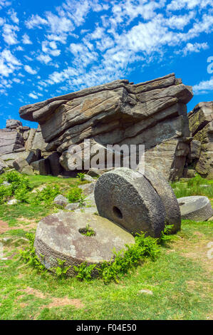 Verlassene Mühlsteine, Stanage Edge, Peak District, Derbyshire, Stockfoto