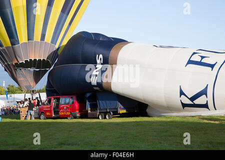 Ashton, UK, 6. August 2015, Heißluftballons bekommen sehr nah beieinander, wie sie an der Bristol International Balloon Fiesta 201 Credit ausziehen: Keith Larby/Alamy Live News Stockfoto