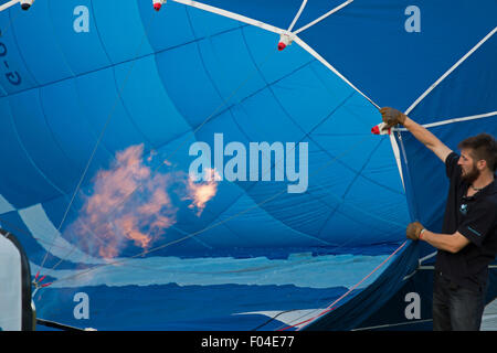 Ashton, UK, 6. August 2015, Inflation beginnt bei Bristol International Balloon Fiesta 2015 geht es Underwa Credit: Keith Larby/Alamy Live News Stockfoto