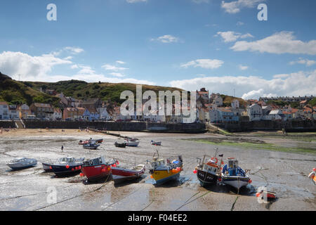 Angelboote/Fischerboote im Hafen von den Fischen Dorf Staithes in Yorkshire, Großbritannien Stockfoto