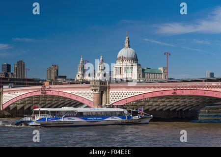 Blackfriars Bridge, St. Pauls Cathedral und Touristenboot. London-UK Stockfoto