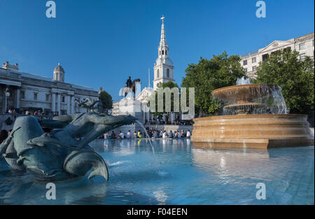 Trafalgar Square-Brunnen und St. Martin in den Bereichen Kirche London UK Stockfoto