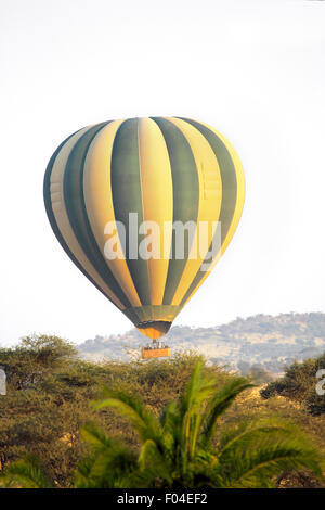 Heißluftballon Landung in der afrikanischen Savanne im Serengeti Nationalpark, Tansania Stockfoto