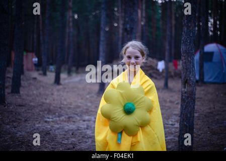 Mädchen tragen Karnevalskostüm während eines Festivals in ukrainischer Sprache scout Trainingslager, Kiew, Ukraine Stockfoto