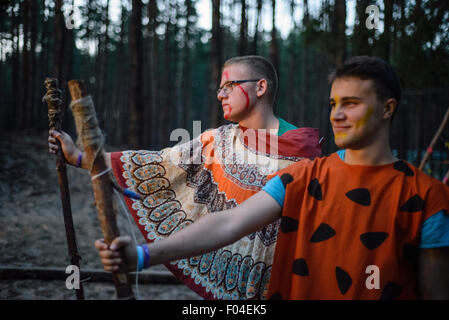 Pfadfinder tragen Karnevalskostüm während eines Festivals in ukrainischer Sprache scout Training camp, Kiew, Ukraine Stockfoto