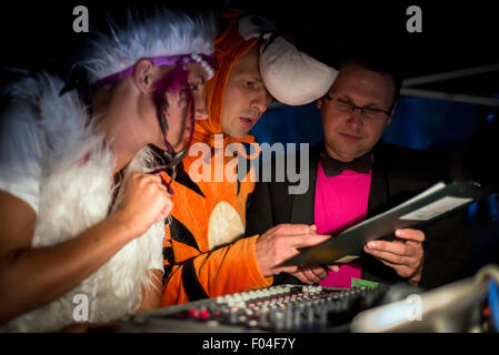 Darsteller und Moderator am Mischpult während des Karnevals in ukrainischer Sprache scout Trainingslager, Kiew, Ukraine Stockfoto