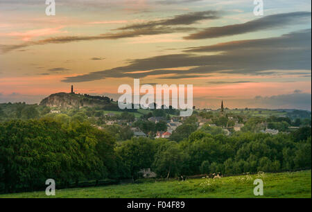 Blick auf Crich Derbyshire Blick auf Str. Marys Kirche und Crich stand Stockfoto