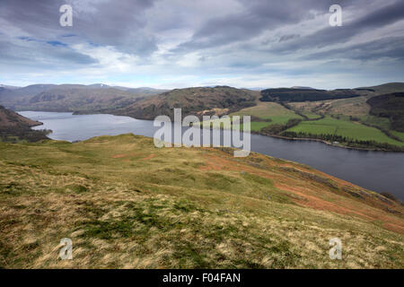 Hohe Ansicht des Ullswater aus Swarth fiel, Nationalpark Lake District, Grafschaft Cumbria, England, UK. Stockfoto