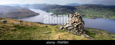 Der Beacon Cairn von Arthurs Pike fiel, Nationalpark Lake District, Cumbria County, England, UK. Stockfoto