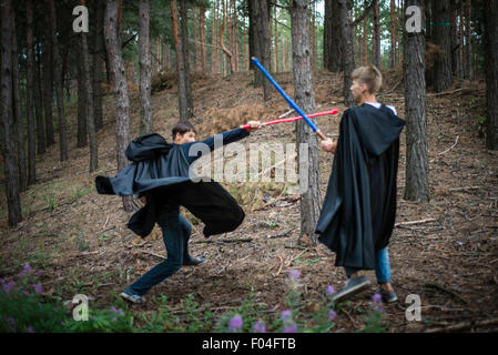 Pfadfinder verkleidet als Star Wars Helden in der Natur durchführen, ukrainische scout Trainingslager, Kiew, Ukraine Stockfoto