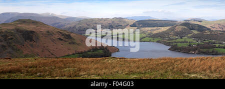 Hohe Ansicht des Ullswater aus Swarth fiel, Nationalpark Lake District, Grafschaft Cumbria, England, UK. Stockfoto