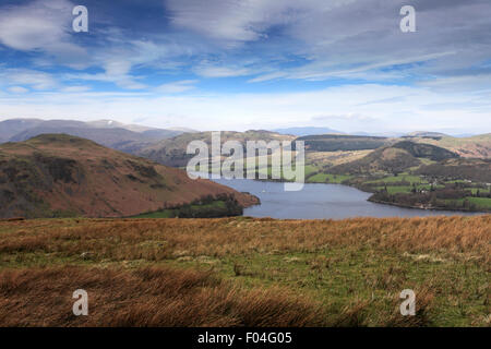 Hohe Ansicht des Ullswater aus Swarth fiel, Nationalpark Lake District, Grafschaft Cumbria, England, UK. Stockfoto