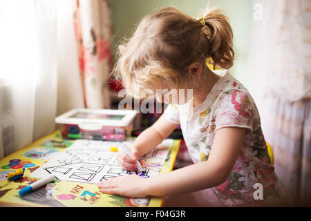 Kleines Mädchen in ihrem Zimmer zu Hause, flachen Dof malen Stockfoto