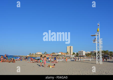 Gelbe Flagge über Arenal Strand im Badeort von Javea an der Costa Blanca, Spanien fliegen. Stockfoto