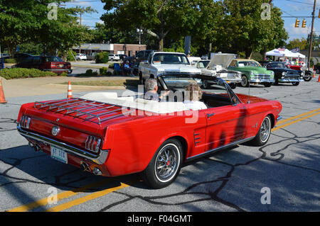 1966 Ford Mustang Ankunft in einer lokalen Autoshow. Stockfoto