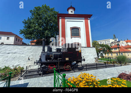 Dampflok vor dem Café, dem ehemaligen Bahnhof, Litomerice, Blick von der Café-Bar, Nordböhmen, Tschechien Stockfoto