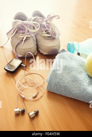 Paar Sportschuhe und Fitness-Zubehör. Fitness-Konzept Stockfoto