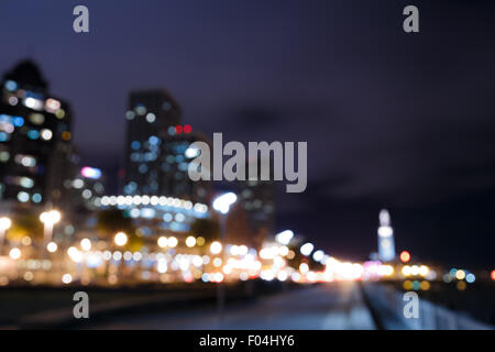 Bokeh und Unschärfe des San Francisco Skyline bei Nacht Stockfoto