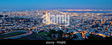 Luftaufnahme von San Francisco Skyline bei Nacht Stockfoto