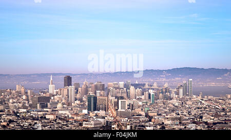 San Francisco Stadt mit Wolkenkratzern, Brücken und weiten Himmel Stockfoto