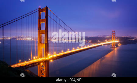 Die Golden Gate Bridge bei Nacht beleuchtet Stockfoto