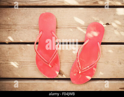 Rosa Flip Flop Sandalen auf Holz Hintergrund Stockfoto