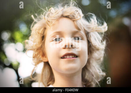 Niedliche kleine Mädchen Porträt in Sommertag, flachen dof Stockfoto