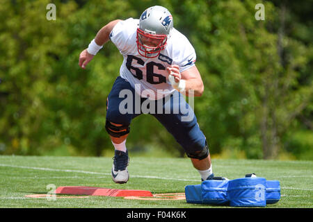 Foxborough, Massachusetts, USA. 6. August 2015. New England Patriots Center Bryan Stork (66) auf seine Beinarbeit während der New England Patriots Trainingslager statt funktioniert auf das Spielfeld im Gillette Stadium in Foxborough, Massachusetts. Eric Canha/CSM/Alamy Live-Nachrichten Stockfoto