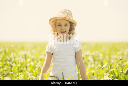 Kleine blondes Mädchen in einem Weizenfeld, im Sommer im freien Stockfoto