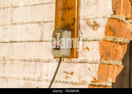 Elektrotechnische Industrie Archäologie - altes elektrisches Lichtschalter Stockfoto