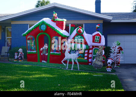 Santa und seine Haustiere, Rentier, Elf, Teddybär, eine Weihnachts-Anzeige in Ormond Beach, Florida Stockfoto
