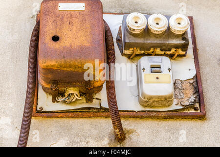 Elektrotechnische Industrie Archäologie - old elektrisches Licht-Schalter und Schalttafel mit Ventilen und Sicherungen Stockfoto