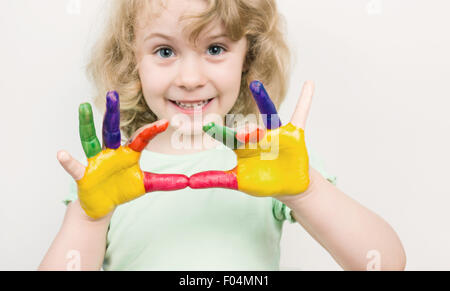 Kleines Mädchen Hände in bunten Farben lackiert Stockfoto