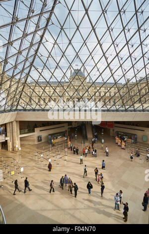 Eingang der Pyramide im Louvre in Paris Stockfoto