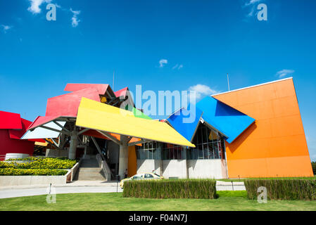 Biomuseo Frank Gehry entworfenes Gebäude Amador Causeway Panama City Panama | PANAMA CITY, Panama — Ein Taxi wartet vor dem Haupteingang des Biomuseo am Amador Causeway, unter den kaskadierenden farbigen Vordächern, die Frank Gehrys einziges lateinamerikanisches Gebäude sofort erkennbar machen. Fünf der acht Galerien wurden am 2. Oktober 2014 eröffnet, das Museum wurde 2019 fertiggestellt, und die Dauerausstellung „Panama: Brücke des Lebens“ zeichnet die Entstehung des Isthmus vor etwa 3 Millionen Jahren und seine Umgestaltung der globalen Artenvielfalt nach. Stockfoto