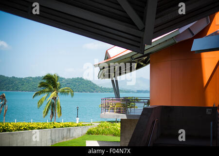 PANAMA CITY, Panama — das Biomuseo wurde im Oktober 2014 für Besucher geöffnet und befindet sich in einem markanten Gebäude, das von dem berühmten Architekten Frank Gehry entworfen wurde. Es konzentrierte sich auf die Artenvielfalt Panamas und die besondere Rolle, die der Panamaische Isthmus als Landbrücke zwischen Nord- und Südamerika gespielt hat. Es liegt am Panama City's Causeway, mit Blick auf den Pazifik auf der einen Seite und den Eingang zum Panamakanal auf der anderen Seite. Stockfoto