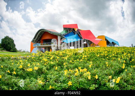 PANAMA CITY, Panama - Besucher im Oktober 2014 eröffnet und befindet sich in einem markanten Gebäude, entworfen von Stararchitekt Frank Gehry und die Biomuseo konzentriert sich auf die Biodiversität von Panama und die besondere Rolle spielte die Panamaische Landenge als Landbrücke zwischen Nord- und Südamerika. Es befindet sich auf Panama Citys Causeway, mit Blick auf den Pazifik einerseits und dem Eingang ot den Panama-Kanal auf der anderen. Stockfoto