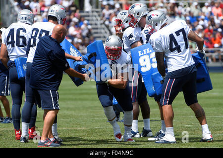 Foxborough, Massachusetts, USA. 6. August 2015. New England Patriots Verteidiger Eric Kettani (34) durchbricht Zweikämpfe während der New England Patriots Trainingslager statt auf dem Spielfeld im Gillette Stadium in Foxborough, Massachusetts. Eric Canha/CSM/Alamy Live-Nachrichten Stockfoto