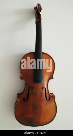 NY, NY, USA. 6. August 2015. Die Ames-Stradivari von renommierten Geiger Roman Totenberg aus seinem Amt beim Gruß Gratulanten gestohlen, nach einem Konzert im Jahr 1980 durch das FBI der Totenberg Familie 6. August 2015 in New York City zurückgegeben wurde. Stockfoto