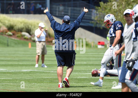 Foxborough, Massachusetts, USA. 6. August 2015. New England Patriots defensive Coordinaotr Matt Patricia Spielern während der New England Patriots Trainingslager statt signalisiert auf das Spielfeld im Gillette Stadium in Foxborough, Massachusetts. Eric Canha/CSM/Alamy Live-Nachrichten Stockfoto