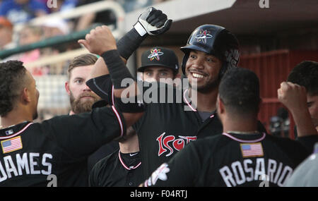 USA. 6. August 2015. Sport--Die Isotope Jeremy Barfield erhält hohe Fives nach seinen Home Run im zweiten Inning des Spiels gegen El Paso im Isotope Park am Donnerstag, 6. August 2015. Bildnachweis: Greg Sorber/Albuquerque Journal/ZUMA Draht/Alamy Live-Nachrichten Stockfoto