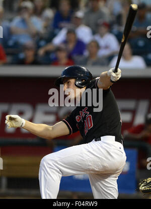 USA. 6. August 2015. Sport--Die Isotope Matt McBride trifft drei Isotope Park auf Donnerstag, 6. August 2015 im dritten Inning des Spiels gegen El Paso double ausgeführt. Bildnachweis: Greg Sorber/Albuquerque Journal/ZUMA Draht/Alamy Live-Nachrichten Stockfoto