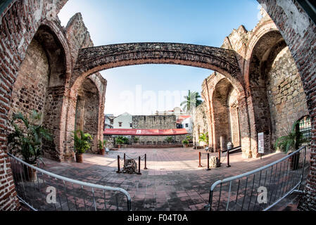 PANAMA-STADT, Panama — der berühmte Arco Chato (flacher Bogen) befindet sich in den Ruinen von Iglesia Santo Domingo in Casco Viejo. Dieses architektonische Wunder, das Jahrhunderte ohne offensichtliche Unterstützung überlebte, spielte eine entscheidende Rolle bei Panamas Versuch, den Panamakanal zu beherbergen. Stockfoto