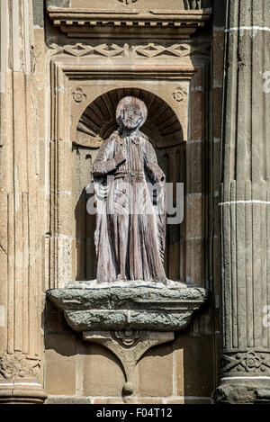 PANAMA-STADT, Panama — geschnitzte Holzstatuen auf der Vorderseite der Catedral Metropolitana in Casco Viejo in Panama-Stadt. Auf der westlichen Seite der Plaza de la Independencia (oder Plaza Mayor) gelegen, wurde die Catedral Metropolitana zwischen 1688 und 1796 erbaut. Sie ist eine der größten Kathedralen Mittelamerikas und wurde vor der großen Restaurierung im Jahr 2003 sehr vernachlässigt. Stockfoto